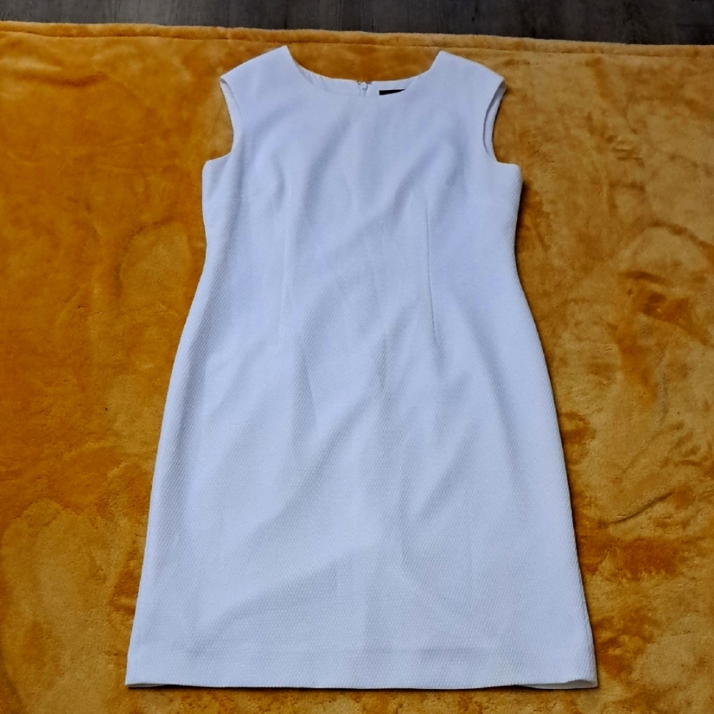 Elegant White Sleeveless Dress